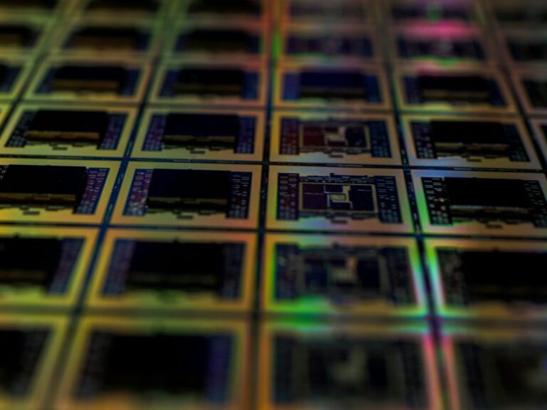 Wafer di silicio in laboratorio, immagine dedicata al rapporto tra intelligenza artificiale e progettazione dei chip