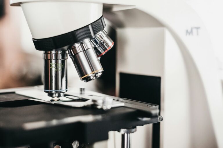 Microscopio per l’analisi non distruttiva delle cellule senescenti con RamanOmics